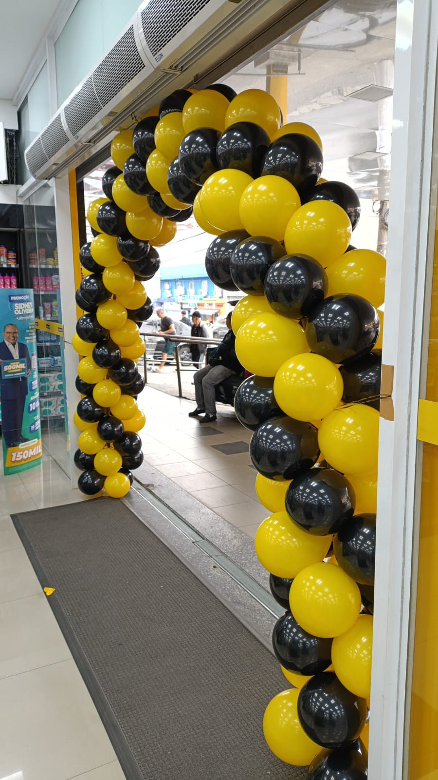 Arco de balões amarelo e preto