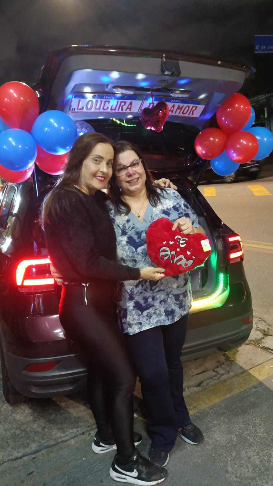 Casal emocionado com coração Te Amo