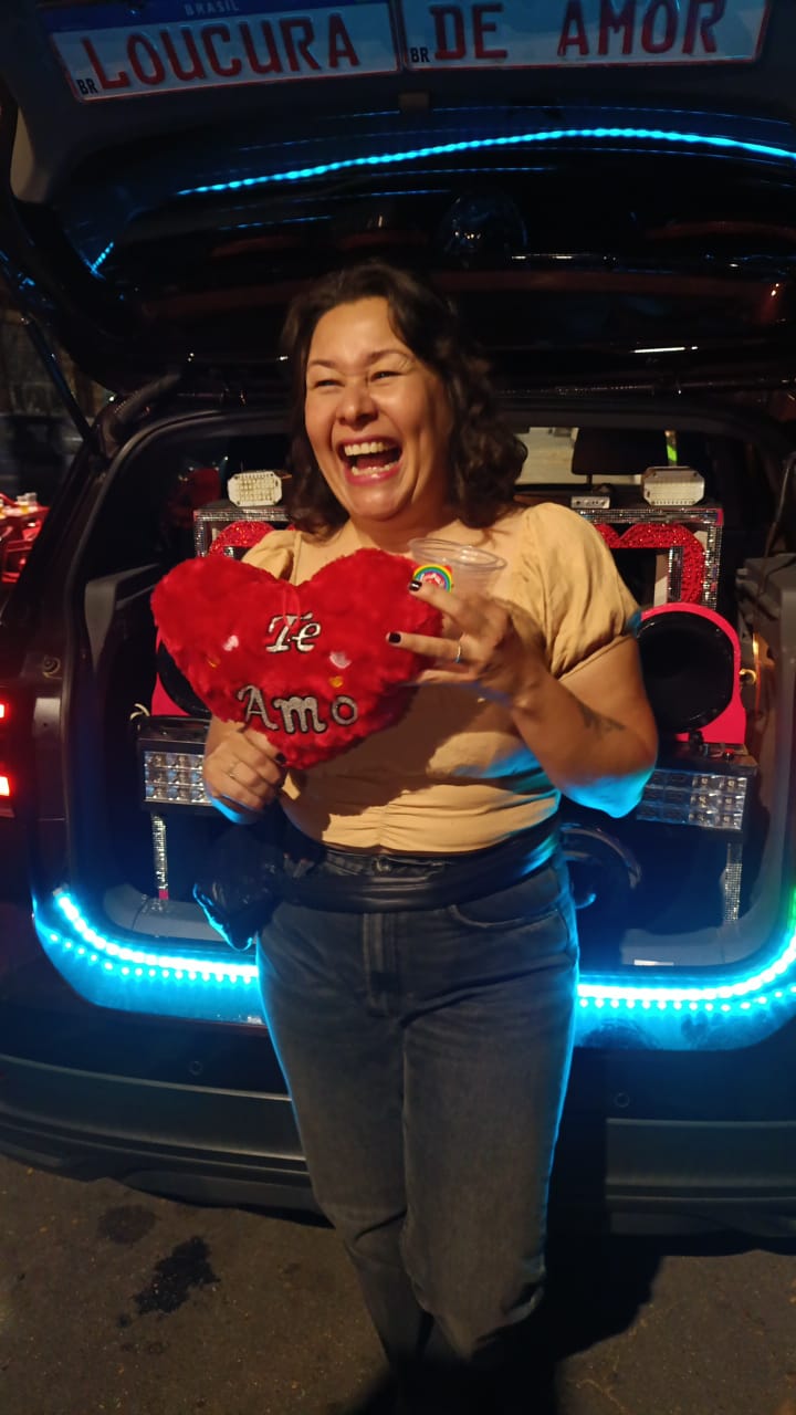 Cliente feliz segurando coração Te Amo