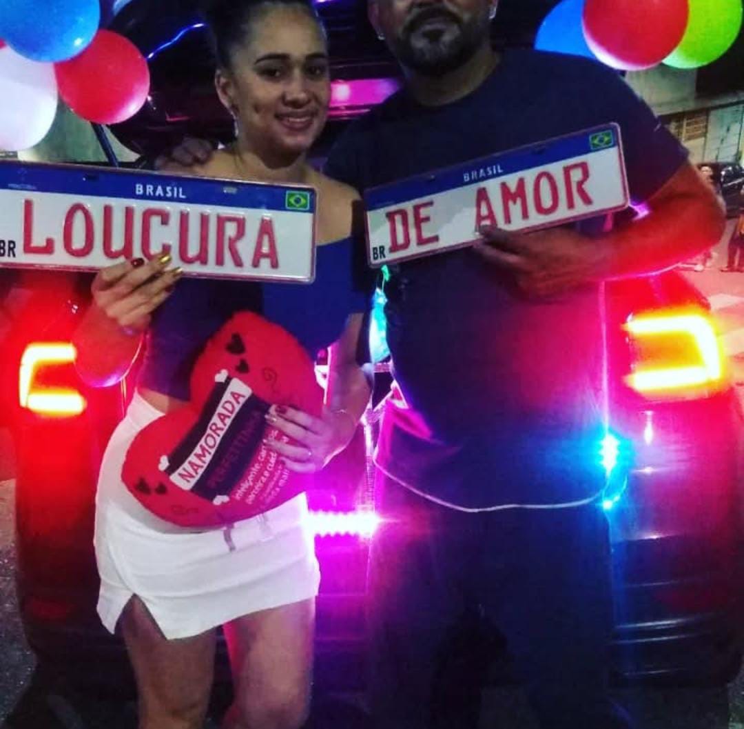 Casal com placas Loucura de Amor
