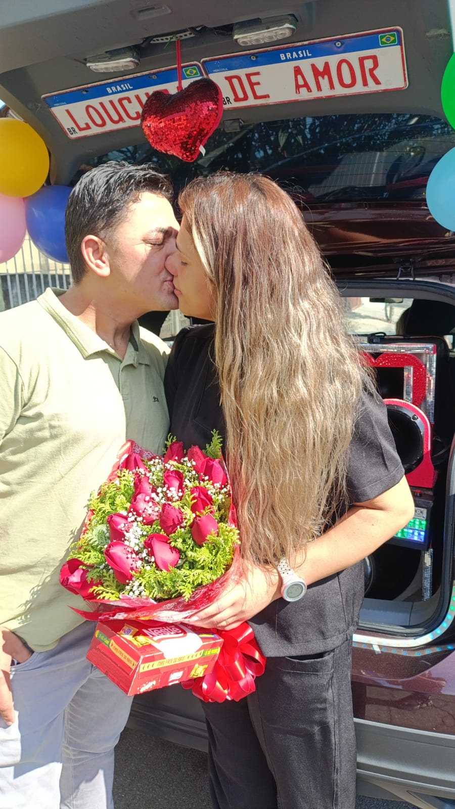 Casal se beijando com flores