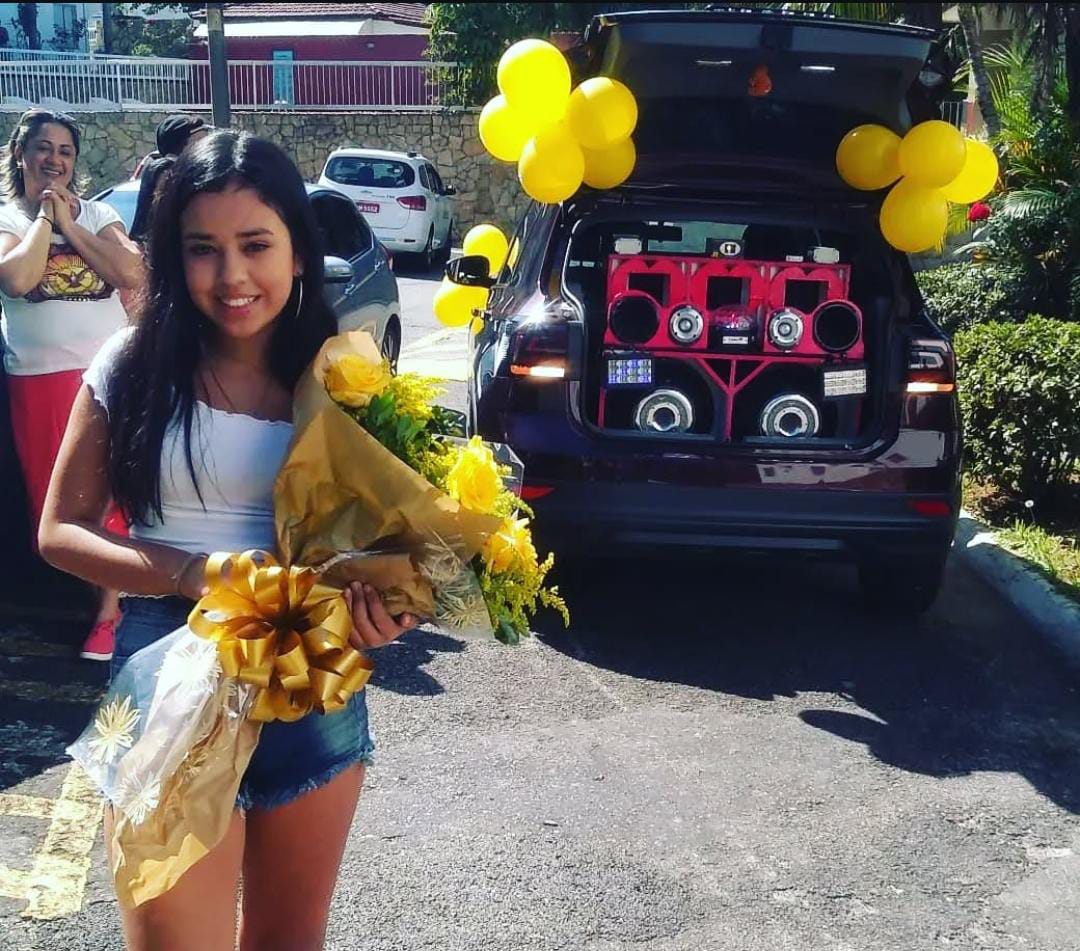 Menina com buquê amarelo